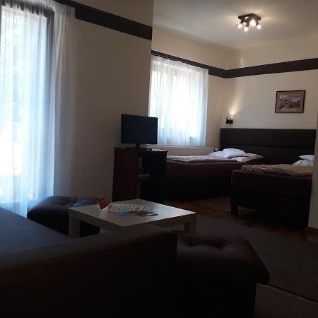 Decsi Vendeghaz Hotel Strigoniu Exterior foto