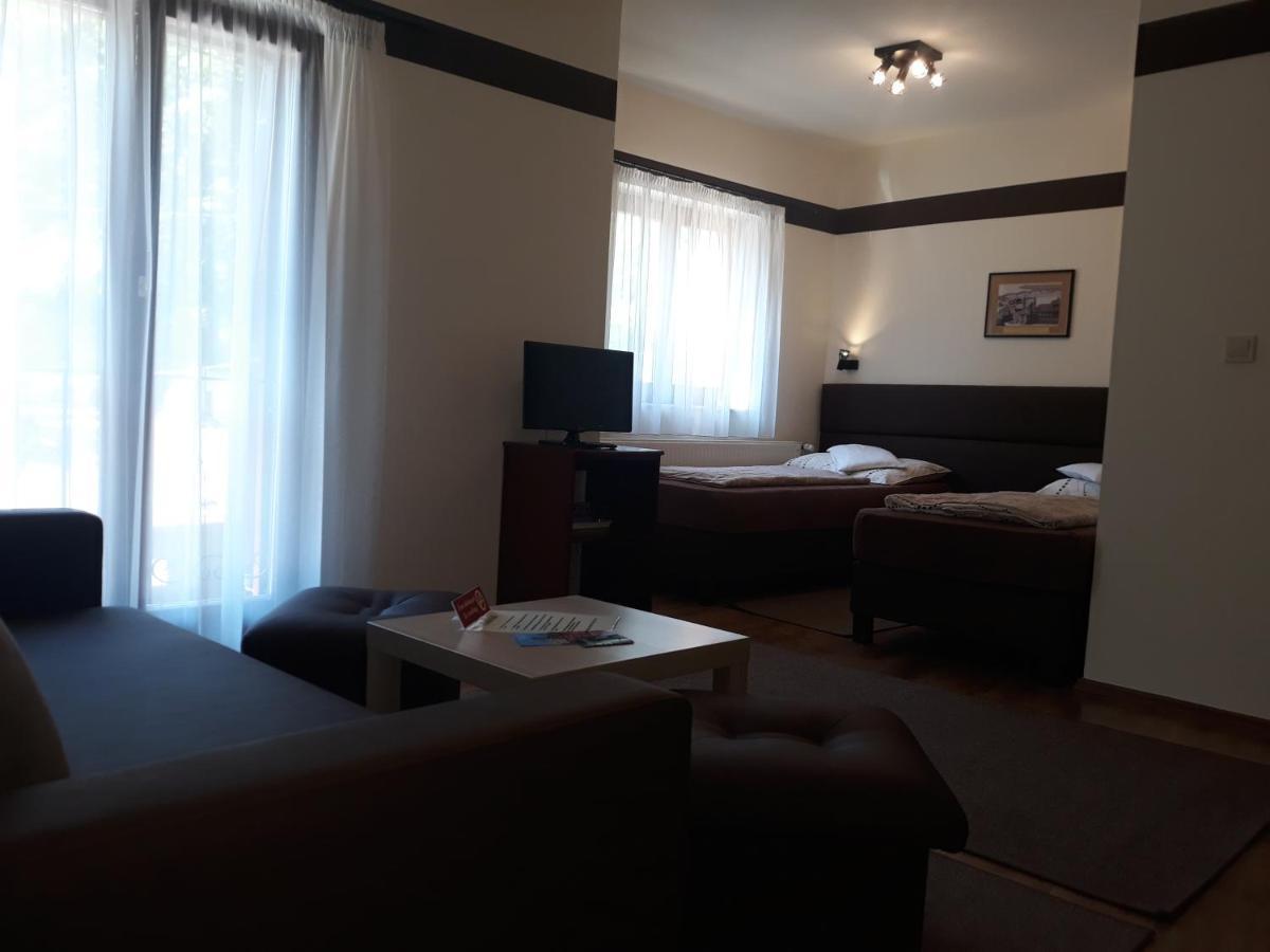Decsi Vendeghaz Hotel Strigoniu Exterior foto